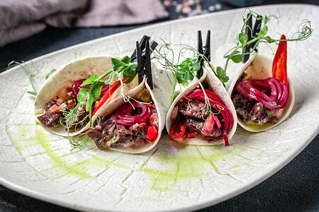 Тако из щековины с сальсой и свекольным луком