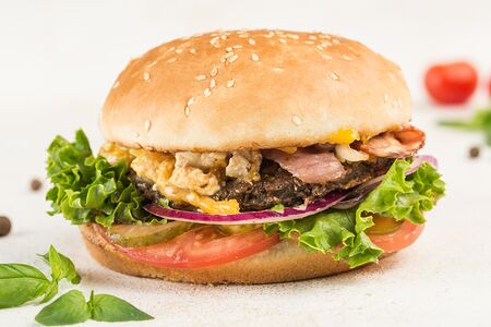 Бургер с говяжьей котлетой, беконом и яйцом