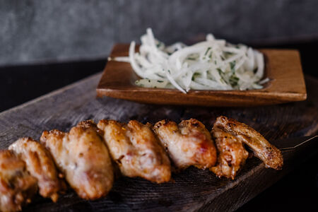 Шашлык из куриных крыльев с луком