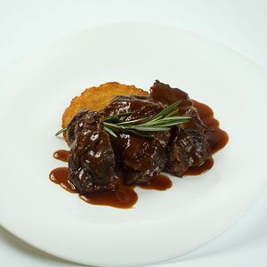 Томленая говяжьи щечки под мясным соусом