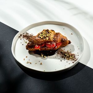 Круассан с шоколадом, клубникой и жареными фисташками