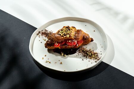 Круассан с шоколадом, клубникой и жареными фисташками