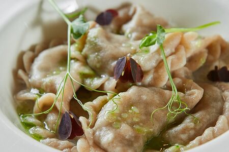 Ржаные вареники с телячьим языком и шампиньонами