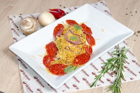 Мясной салат с салями и хрустящим картофелем