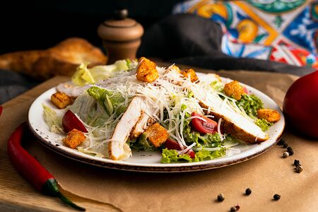 Салат Цезарь с курицей