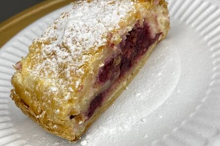 Штрудель с творогом и вишней