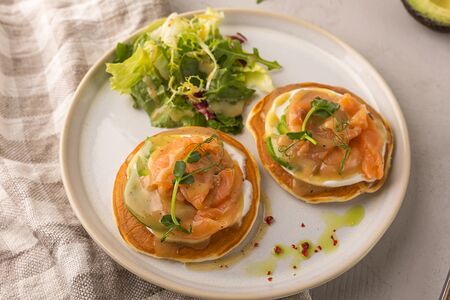 Панкейки с лососем и авокадо