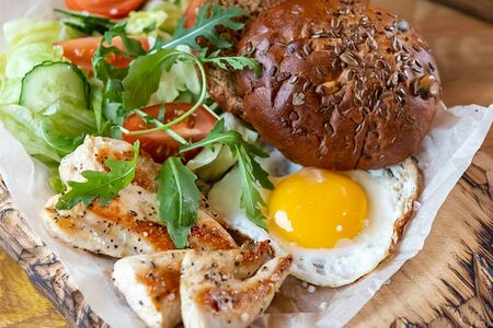 Завтрак с филе цыпленка