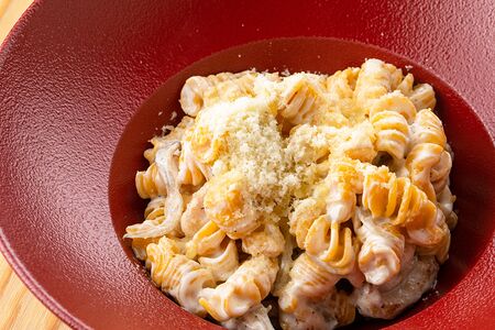 Фузилли с цыплёнком и вешенками