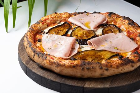 Пицца Пармеджано с баклажаном и мортаделлой