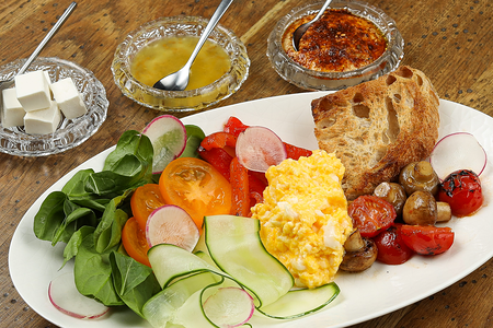 Завтрак№3: нежный скрембл, форель, авокадо, творожный сыр, цукини, чиабатта