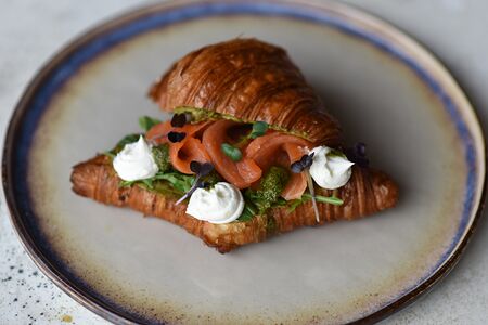 Круассан с семгой