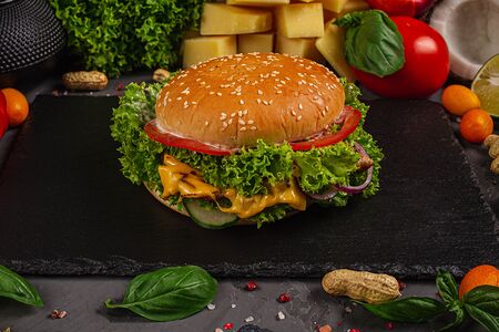 Бургер с курицей в беконе