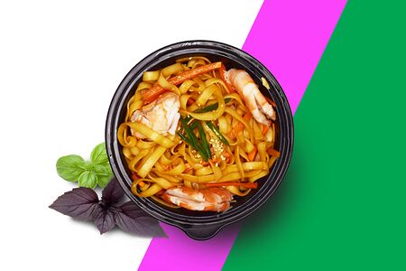 Wok с креветками и овощами