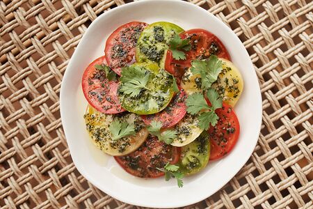 Разноцветные томаты, кахетинское масло, мелисса