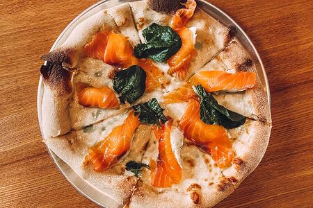 Пицца лосось и мягкий сыр