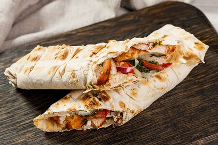 Острая куриная шаурма на углях