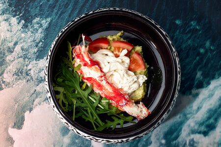 Салат с крабом и страчателлой