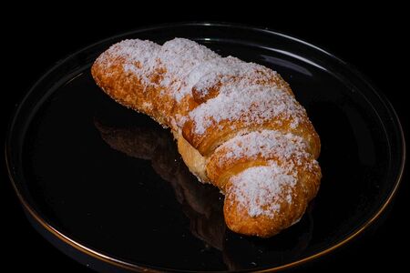 Круассан с пудрой