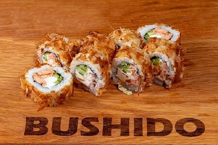 Скин-ролл с жареным лососем