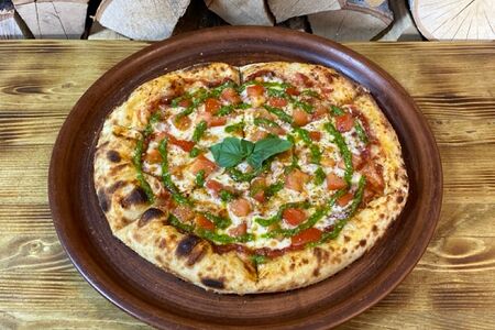 Пицца Капрезе с домашним песто