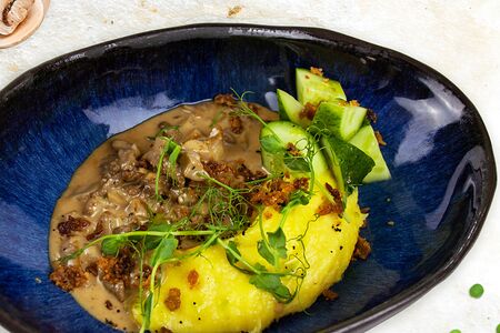 Бефстроганов с картофельным пюре и малосольным огурцом