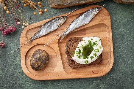 Ломоть хлеба с сосьвинской селёдкой