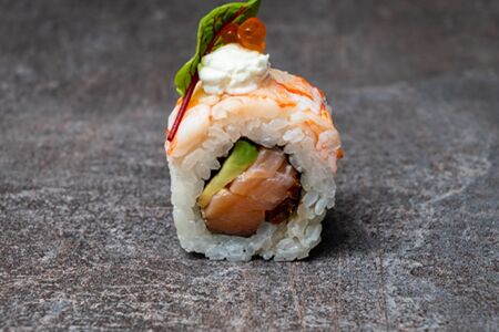 Ролл Подкопченный лосось-креветка
