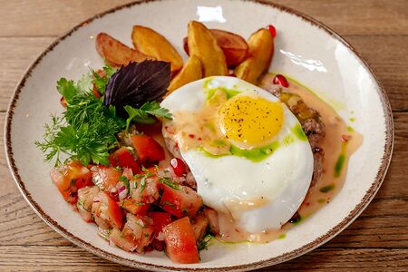 Бифштекс из говядины, с картофелем и яйцом