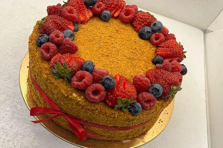 Медовик с ягодами