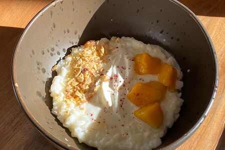 Рисовая каша с дольками манго и кокосовым кремом на кокосовом молоке