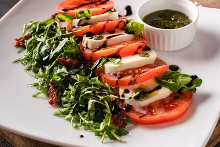 Салат с моцареллой