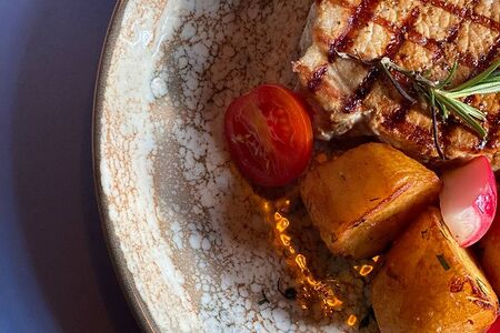 Cвинoй стейк