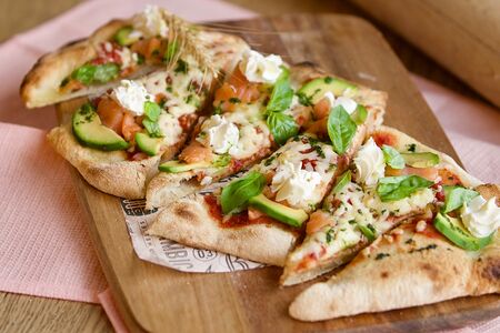 Римская пицца с семгой и авокадо