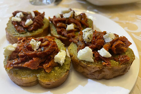 Брускетты с вялеными томатами, домашним сыром и соусом песто