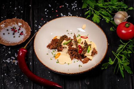 Рваная говядина с горячим сырным соусом и злаковыми чипсами