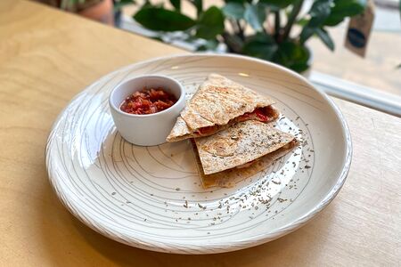 Кесадилья с растительным мясом и кешью сыром