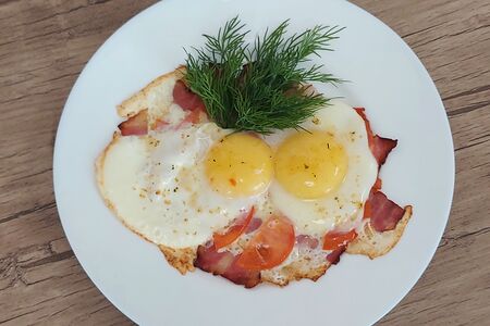 Глазунья с беконом и томатами