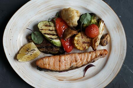 Стейк из семги с овощами на гриле