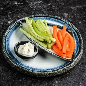 Овощная соломка с соусом блю чиз