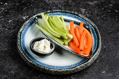 Овощная соломка с соусом блю чиз