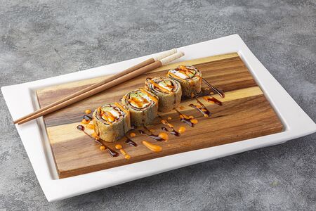 Ролл темпура лосось со сливочным сыром и авокадо