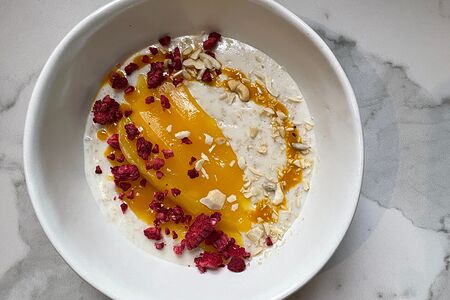 Каша с манго, лепестками миндаля и малиной
