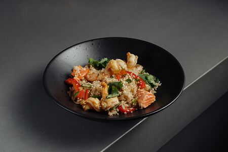 Рис по-сычуаньски с лососем и креветками