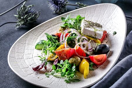 Греческий с гигантскими оливками и маслинами в греческом соусе