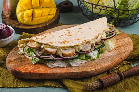 Кыстыбургер с запечённой курицей в манговом соусе