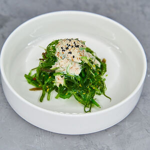 Чука-салат с ореховым соусом