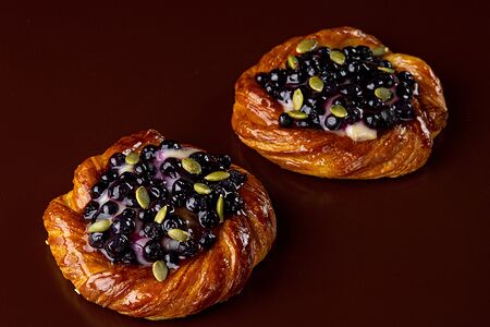 Слойка черничная