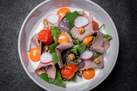 Салат с брискетом из телятины