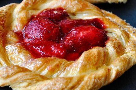 Вензель с клубникой